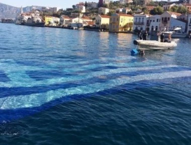 Βατραχάνθρωποι των ειδικών δυνάμεων τοποθέτησαν τη μεγαλύτερη υποβρύχια ελληνική σημαία στο Καστελόριζο